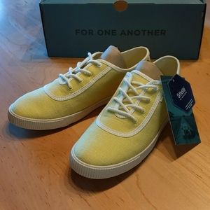 Tom's Carmel lace up shoes - brand new!